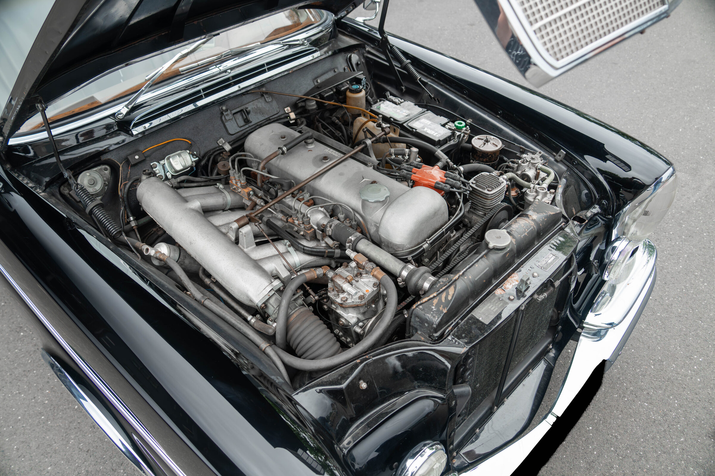Der Motorraum des 300 SE
