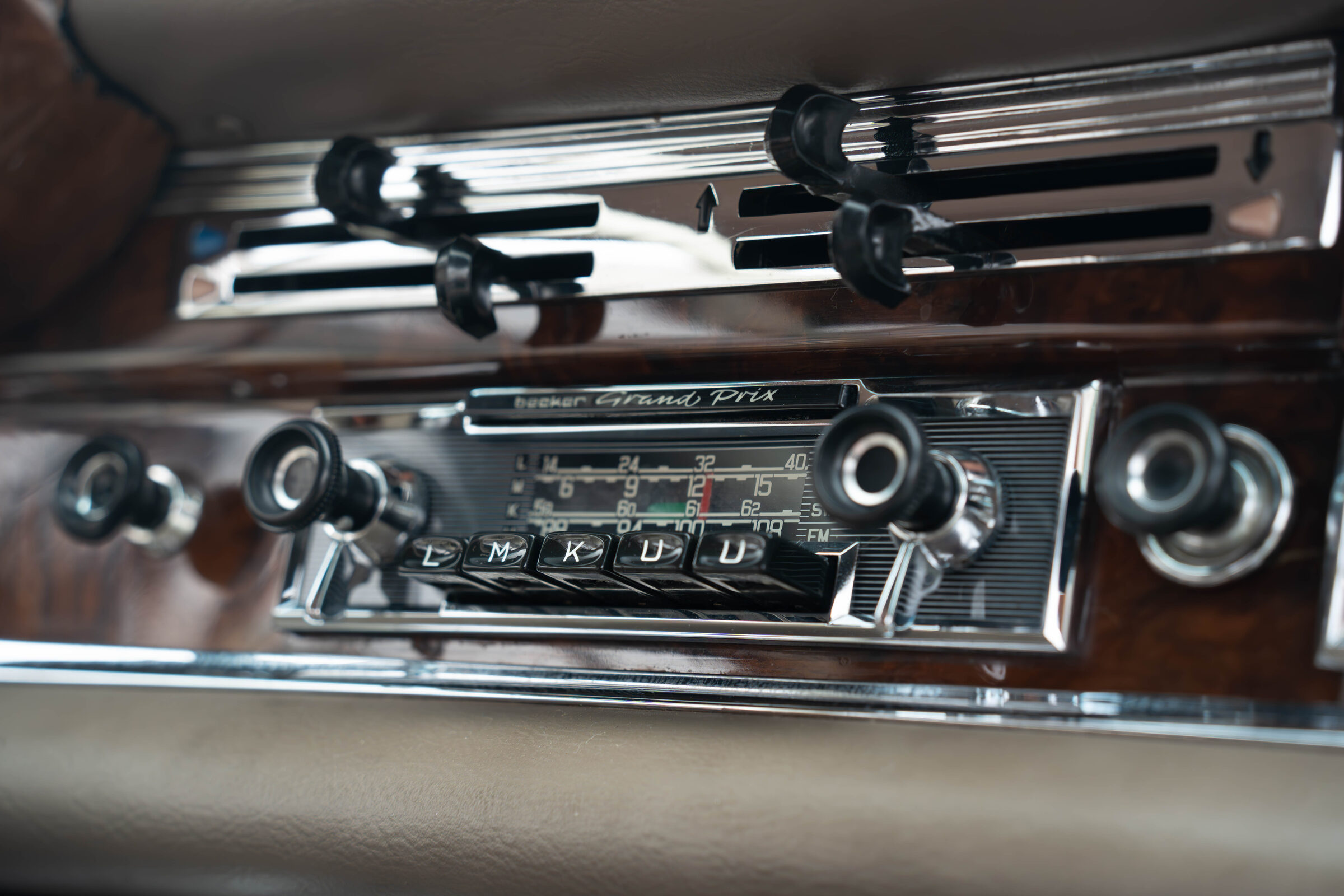 Becker Radio im Mercedes-Benz 300 SE Cabriolet