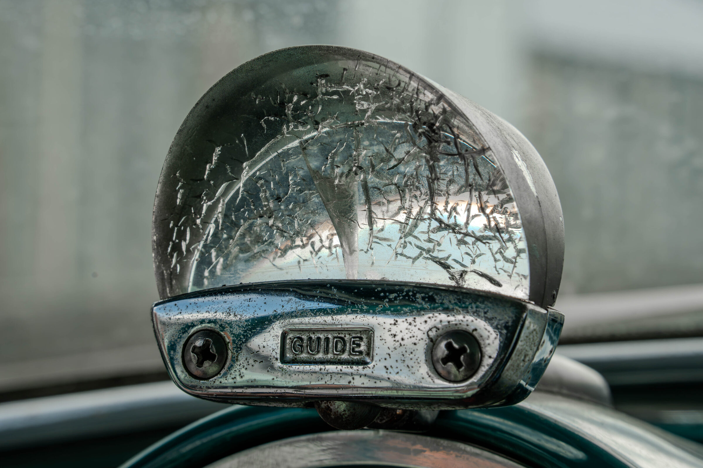 Kompass auf dem Armaturenbrett des 1952 Pontiac Chieftain Eight