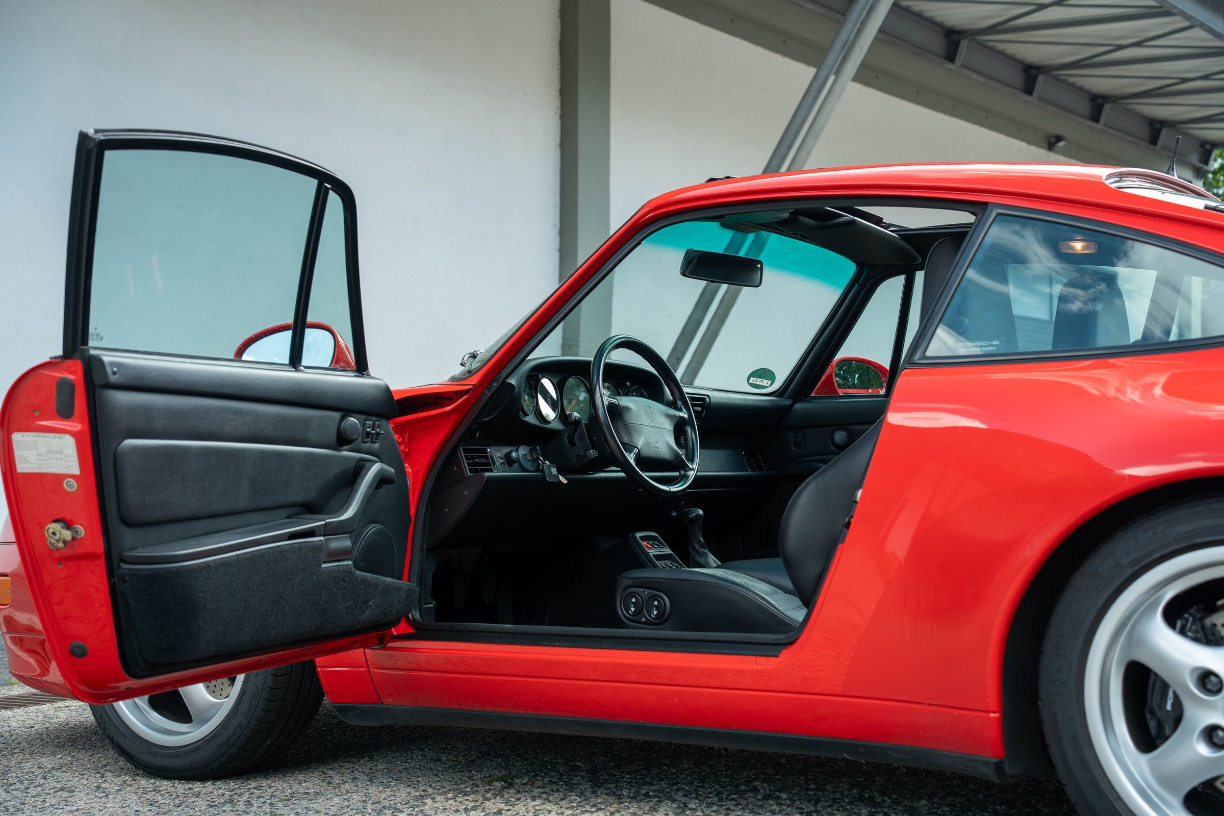 Offene Tür: Innenraum und Lack so abgestimmt, dass man ins Auto sieht, ohne dass das Rot ausbrennt., nach der Bearbeitung