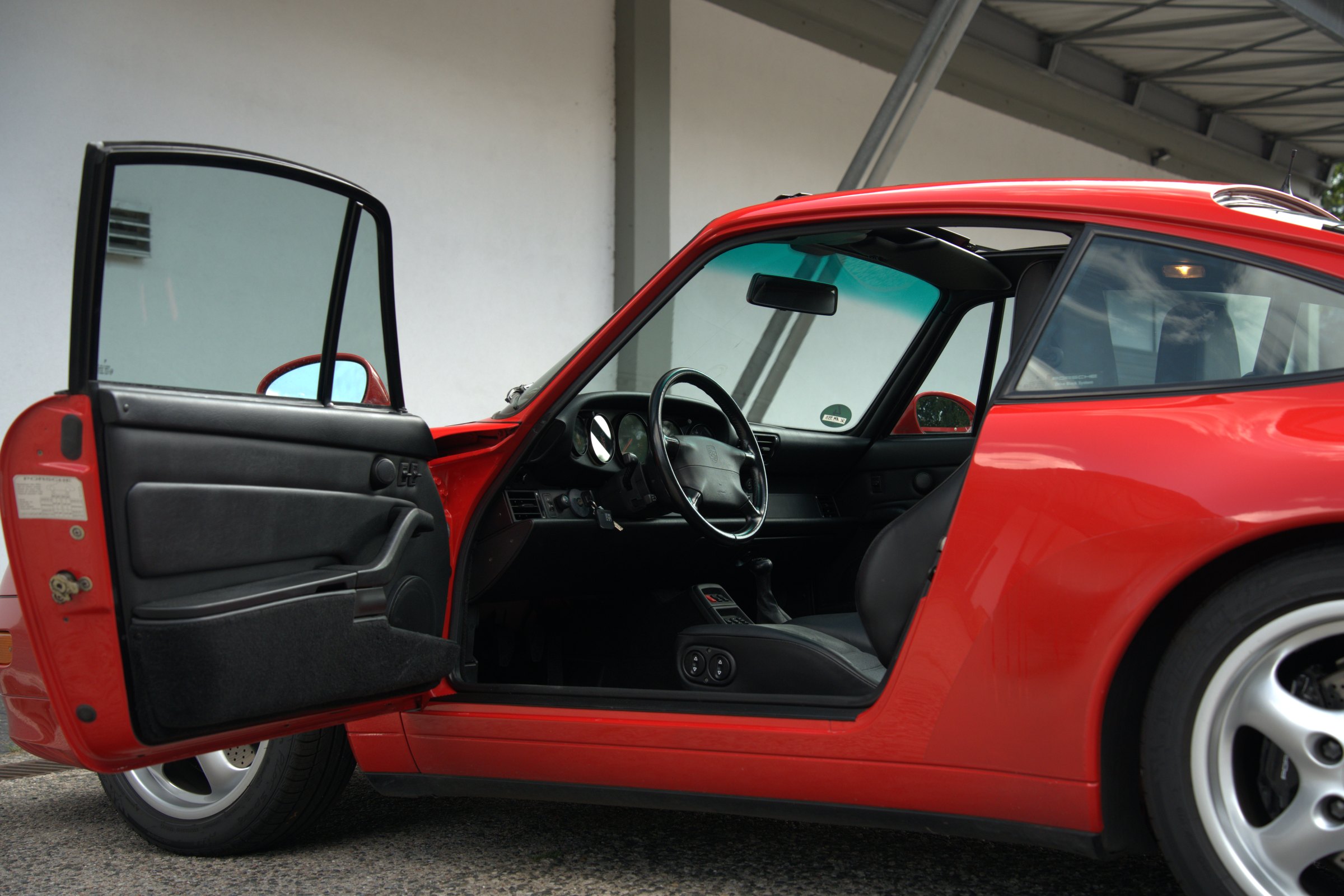 Offene Tür: Innenraum und Lack so abgestimmt, dass man ins Auto sieht, ohne dass das Rot ausbrennt., vor der Bearbeitung