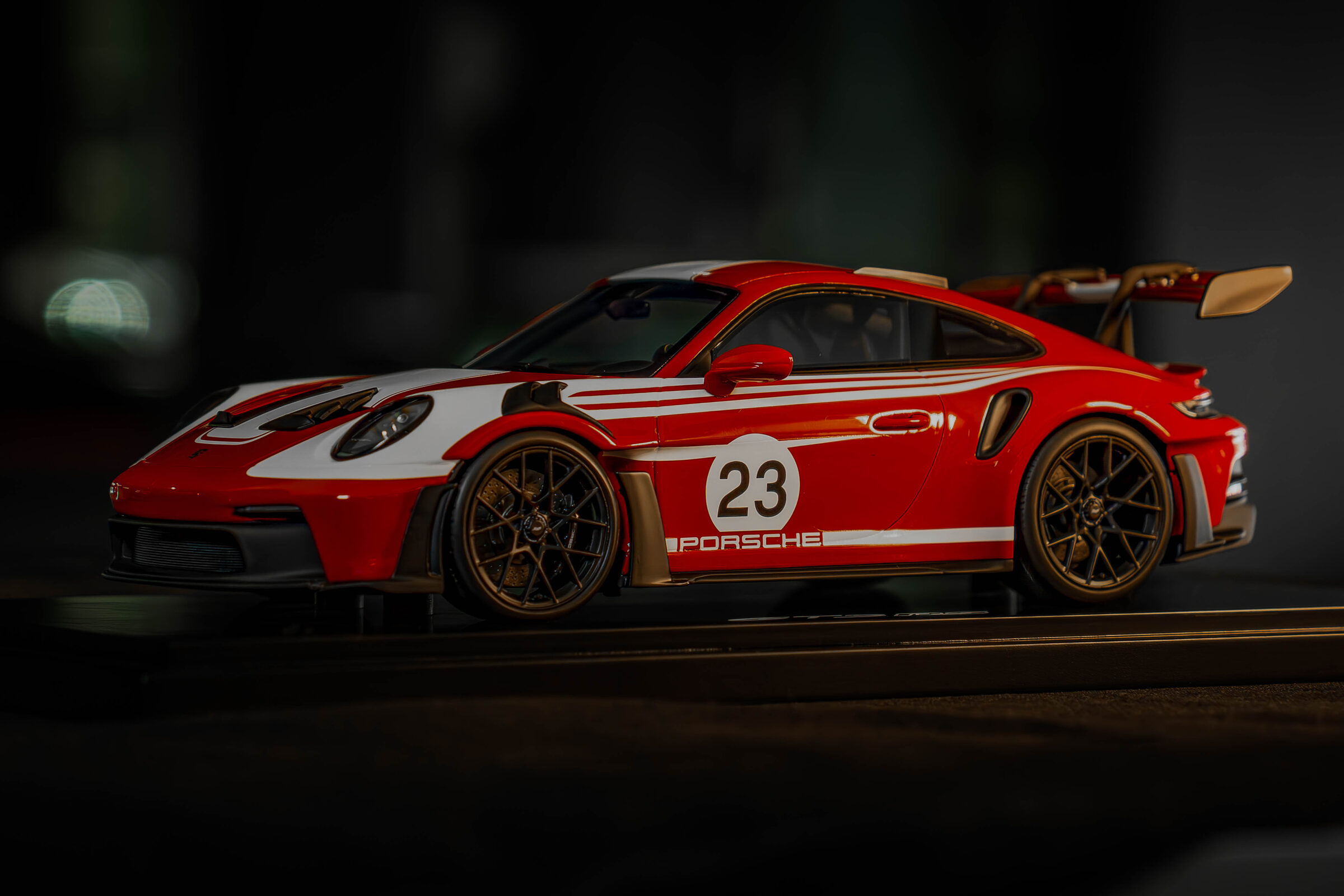 Auf Radhöhe wirkt der GT3 RS wie ein echtes Auto